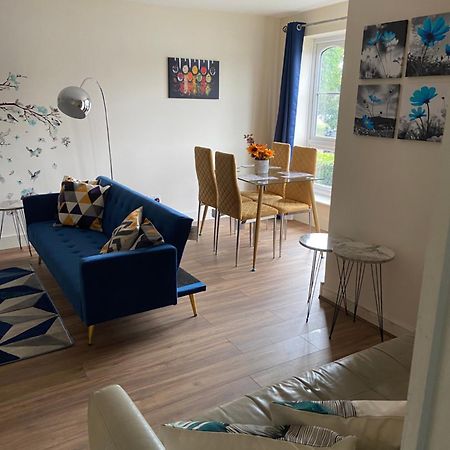 Waterfront Canary Lodge: Cozy 2-Bed Apartment with Wi-Fi & Parking London Exterior photo