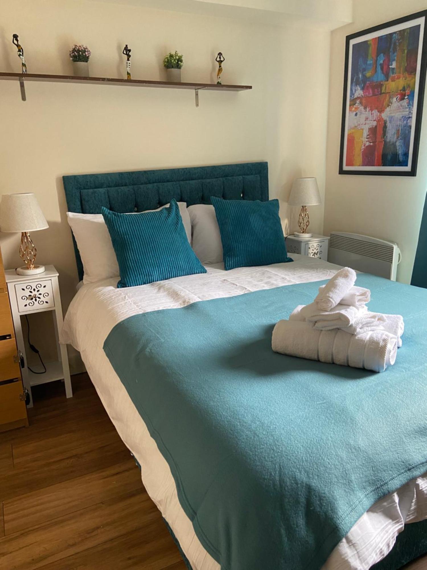 Waterfront Canary Lodge: Cozy 2-Bed Apartment with Wi-Fi & Parking London Exterior photo
