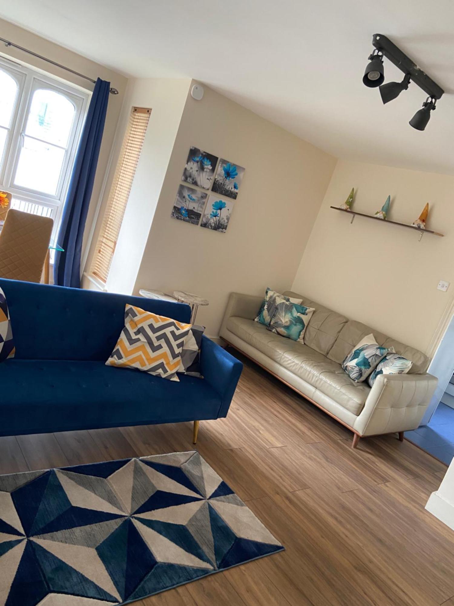 Waterfront Canary Lodge: Cozy 2-Bed Apartment with Wi-Fi & Parking London Exterior photo
