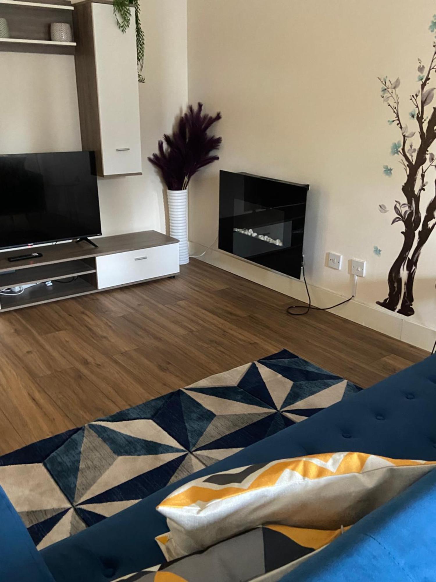 Waterfront Canary Lodge: Cozy 2-Bed Apartment with Wi-Fi & Parking London Exterior photo
