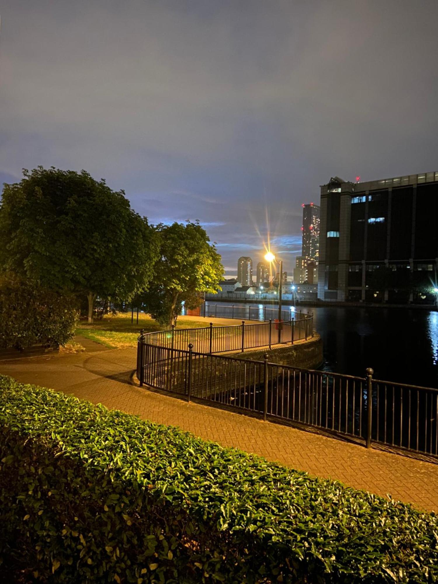 Waterfront Canary Lodge: Cozy 2-Bed Apartment with Wi-Fi & Parking London Exterior photo